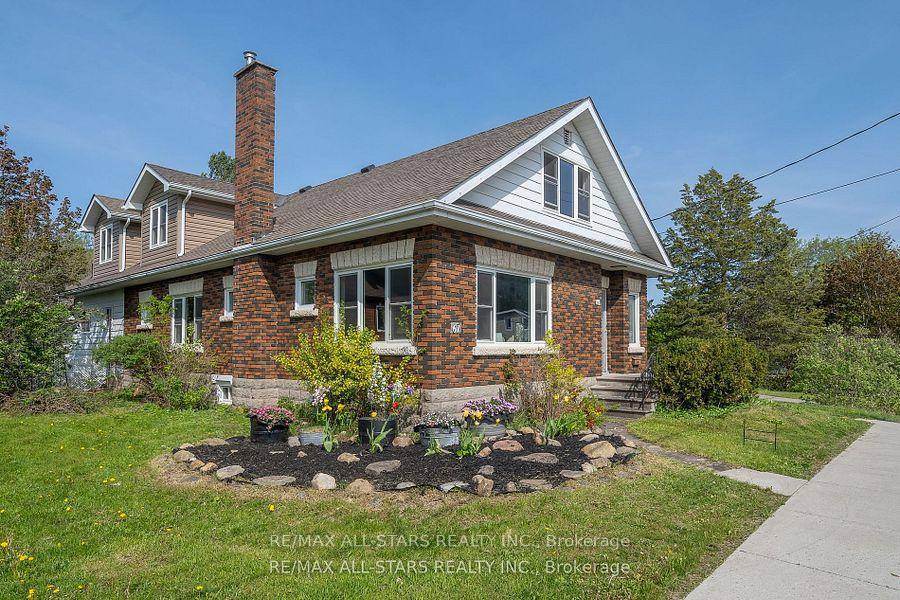 Check out this beauty ! Who says you can't have the country lifestyle right in the heart of Fenelon Falls ?