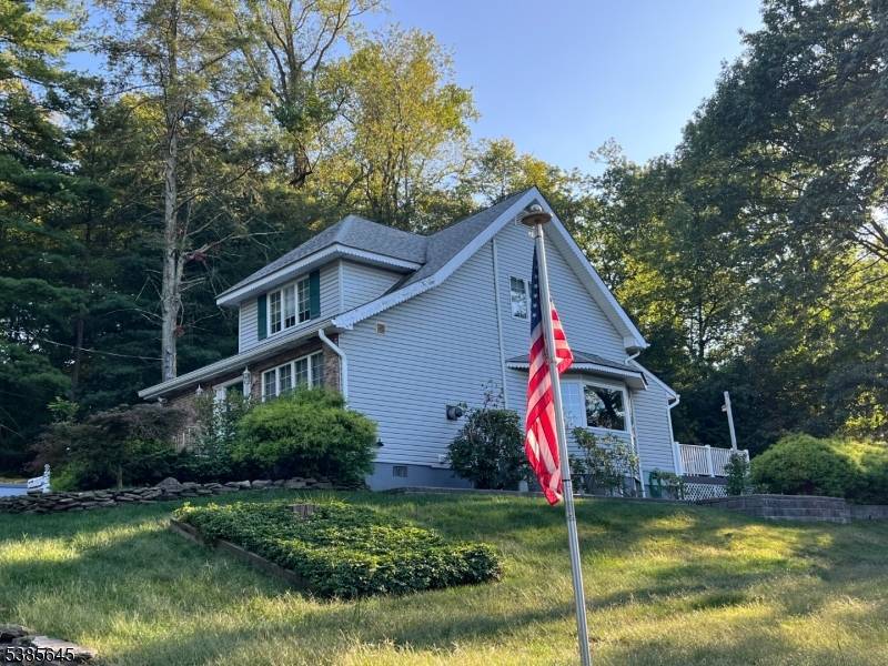 WONDERFUL CHARMING HOME WITH GREAT LOCATION.