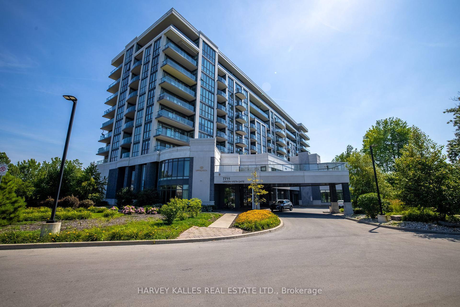 Introducing The Tee Box a rare two storey suite at Upper Vista Niagara Falls offering 1, 562 sq.