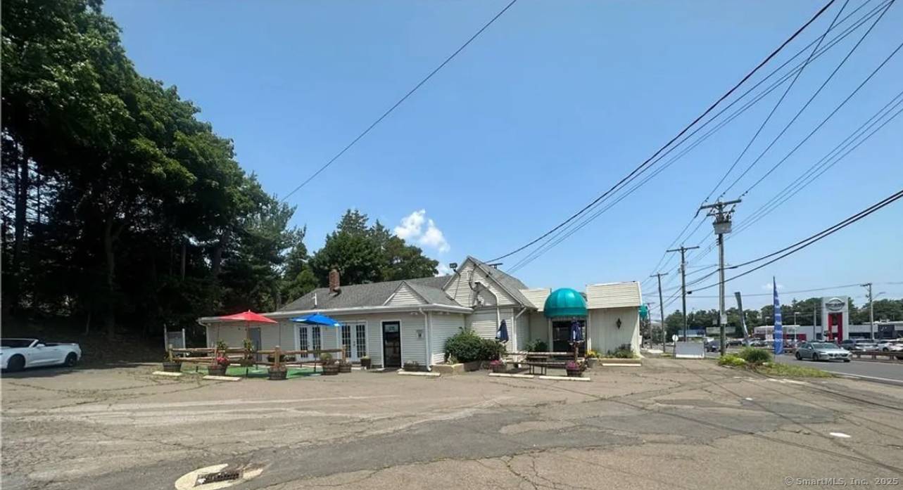 Incredible restaurant bar located minutes to Yale !
