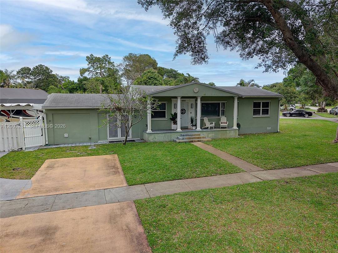 Beautifully maintained 3 bedroom, 2 bathroom home located in the highly sought after community of Plantation.
