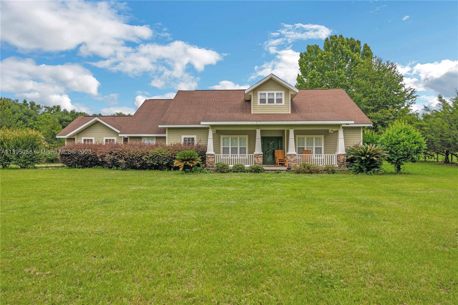 RANCH STYLE HOME IN LAKE CITY FLORIDA, 4 3 BEDROOMS 3 FULL BATH, OPEN KITCHEN OVER LOOKING LIVING AND DINING AREA.