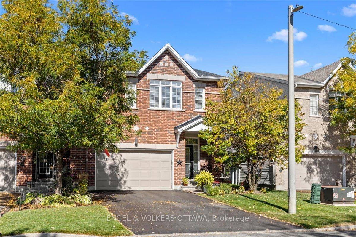 Welcome to 1003 Markwick Crescent, an exceptionally rare Urbandale Courtyard End Unit offering the perfect blend of privacy, space, and style.