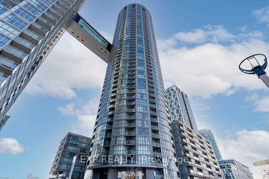 Live In The Penthouse ! Welcome To This Beautiful 1 Bedroom Plus Den Unit With W O To Balcony.