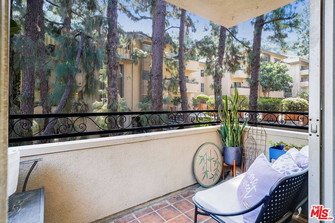 6728 Hillpark Dr 2BR Hollywood Hills East La