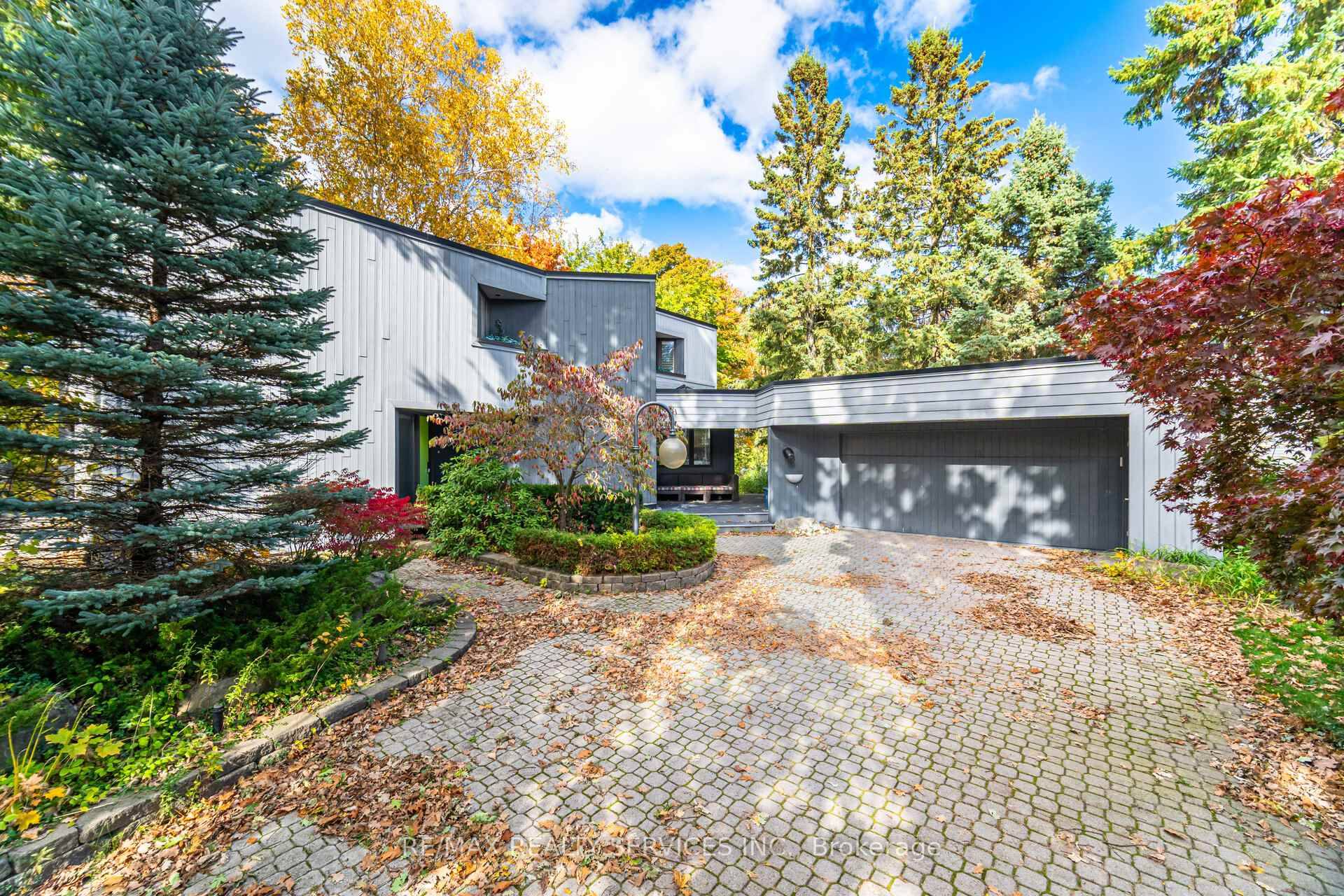 Absolutely stunning custom contemporary home on a quiet escarpment circle in Beamsville !
