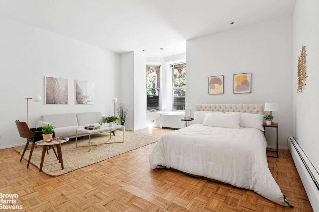 This studio stunner has 10 soaring ceilings, a charming bay window, and is located on a quaint tree lined block in prime Brooklyn Heights !