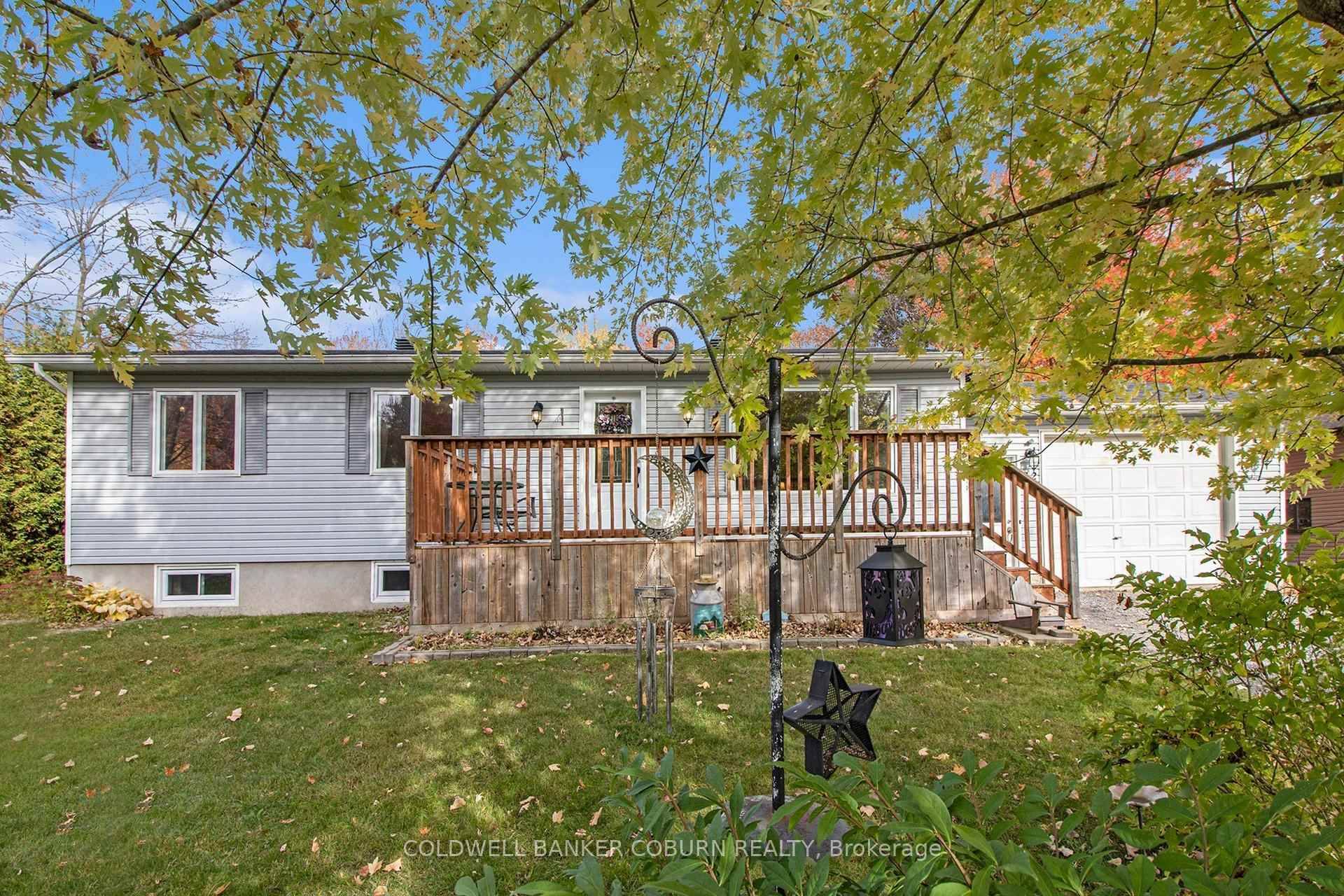 LOCATION, LOCATION ! Enjoy the best of country living with the convenience of being just minutes from Ottawa and Highway 417.
