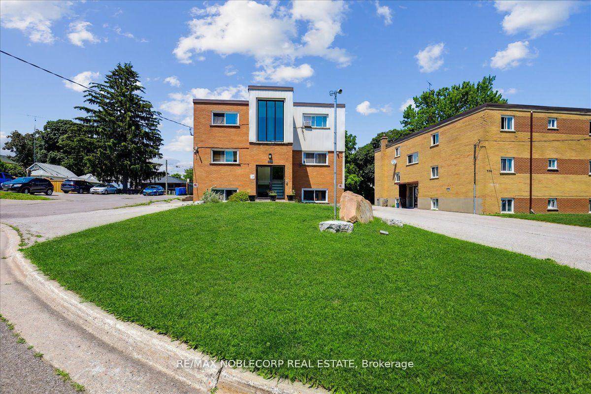 Beautiful, Bright, 2 Bedroom Apartment In The Family Neighbourhood Of Mclaughlin !