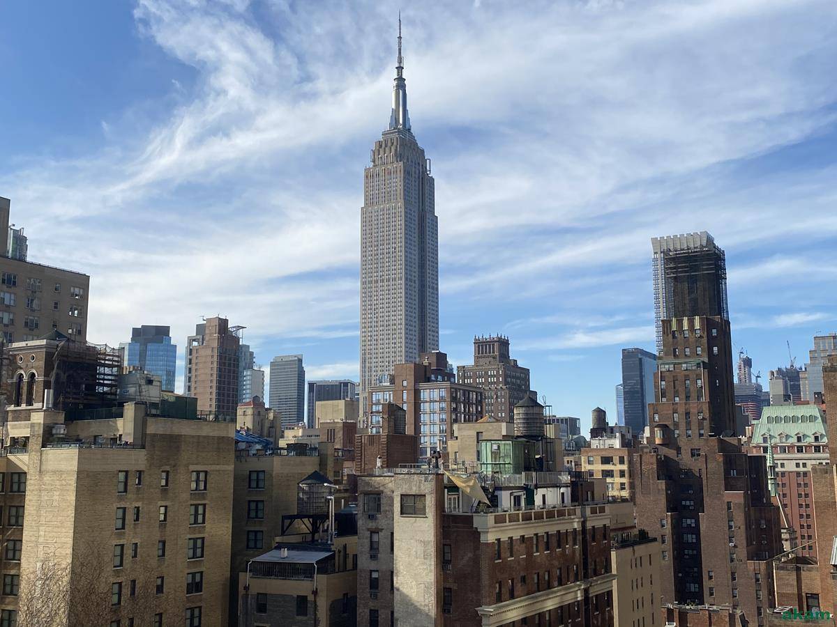 Welcome to this spacious two bedroom apartment with two full bathrooms and spectacular city views !