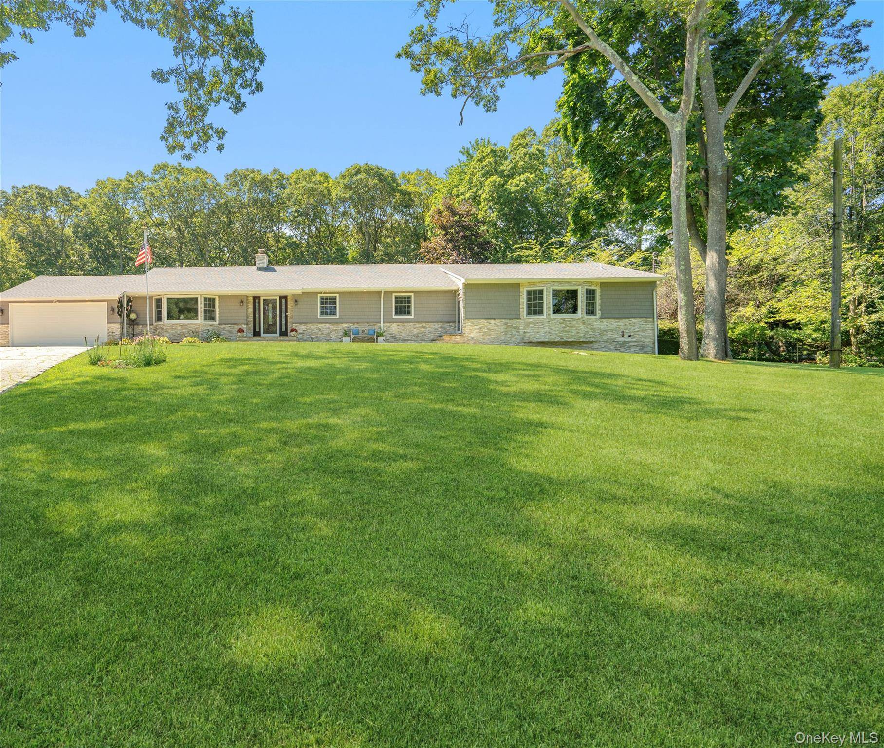Beautiful ranch with LEGAL accessory apartment !