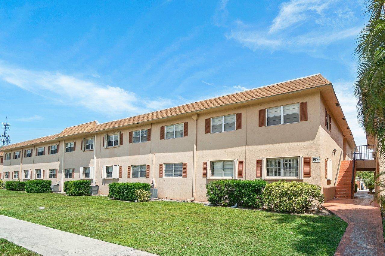 Great 1 BR apartment in the heart of downtown Boca Raton !
