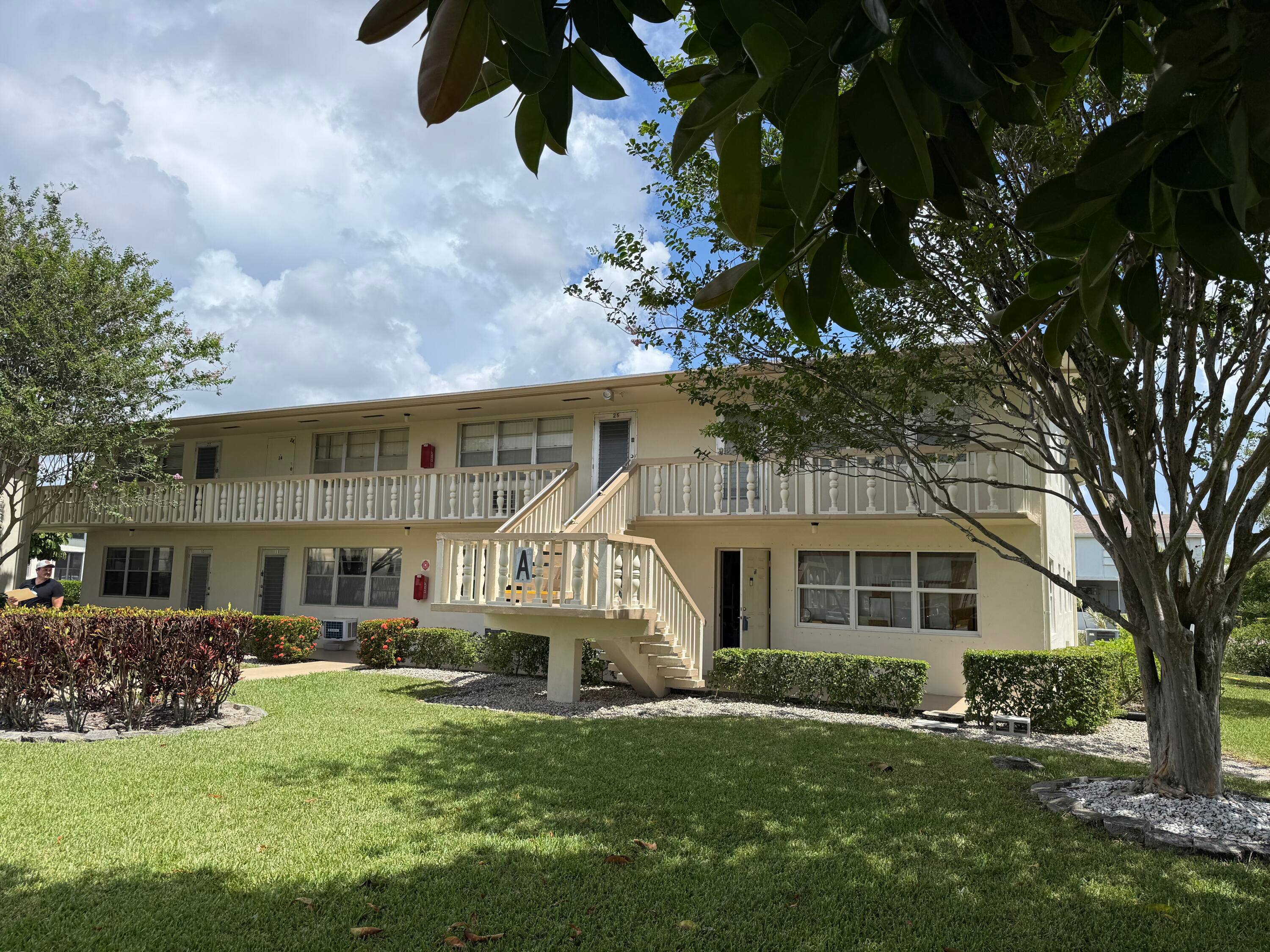 Lovely condo on First floor and Corner unit lots of light coming in.