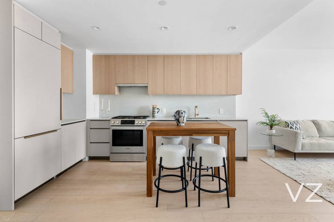 SOUTH FACING ONE BEDROOM AT SKYLINE TOWER Sun drenched on a high floor, offering stunning city views.