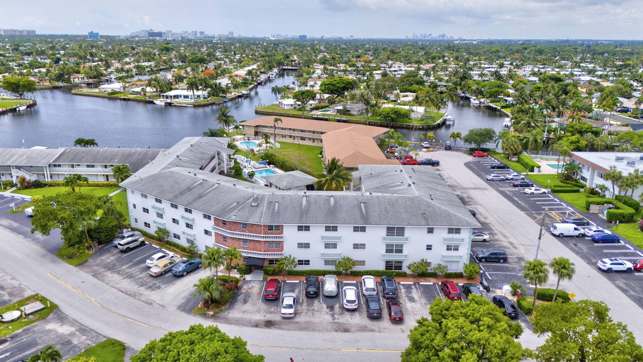Charming 2 bed, 2 bath CORNER condo in East Pompano, just minutes from the beach !