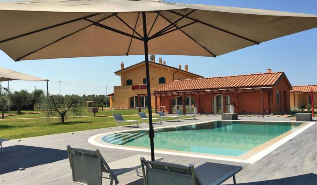 For sale luxury real estate property with swimming pool in Castagneto Carducci near the ancient medieval village of Bolgheri, in the province of Livorno.