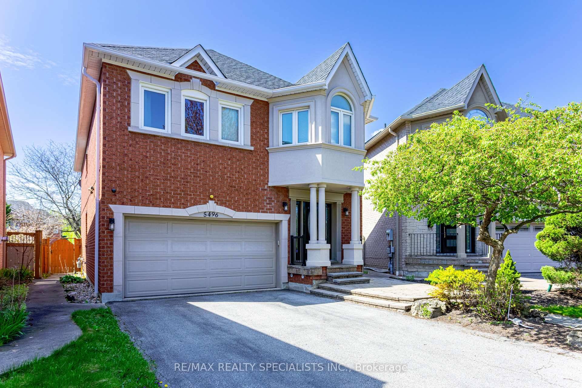 FERNBROOK built 4 Bdrm, 4 Bath 2995 Sq Ft Executive Home Located on a Quiet Court large diamond shaped lot features an oversize heated salt water inground pool complete with ...