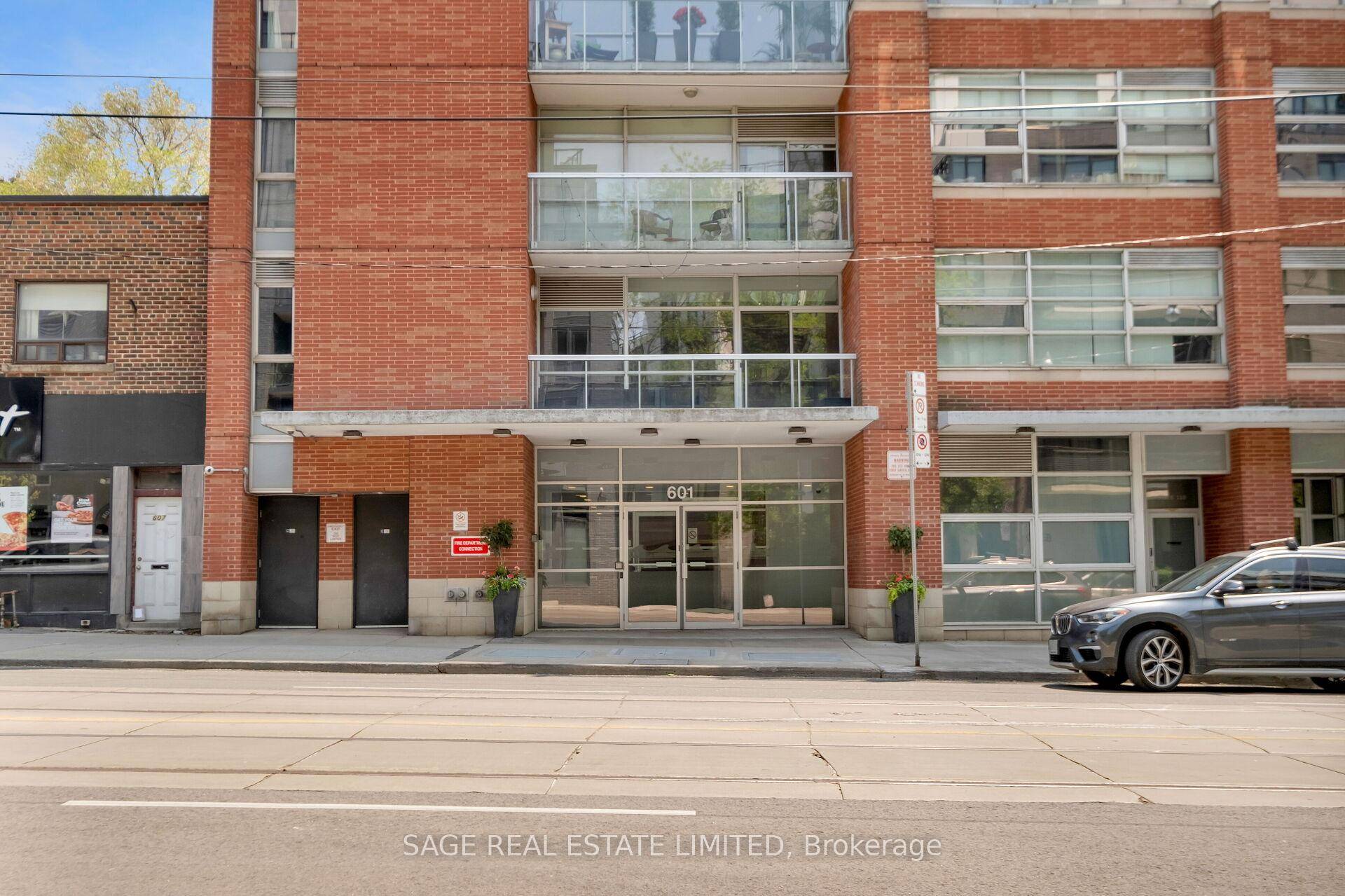 A 2 bed, 2 bath home where the light moves easily and the day flows just a little slower.