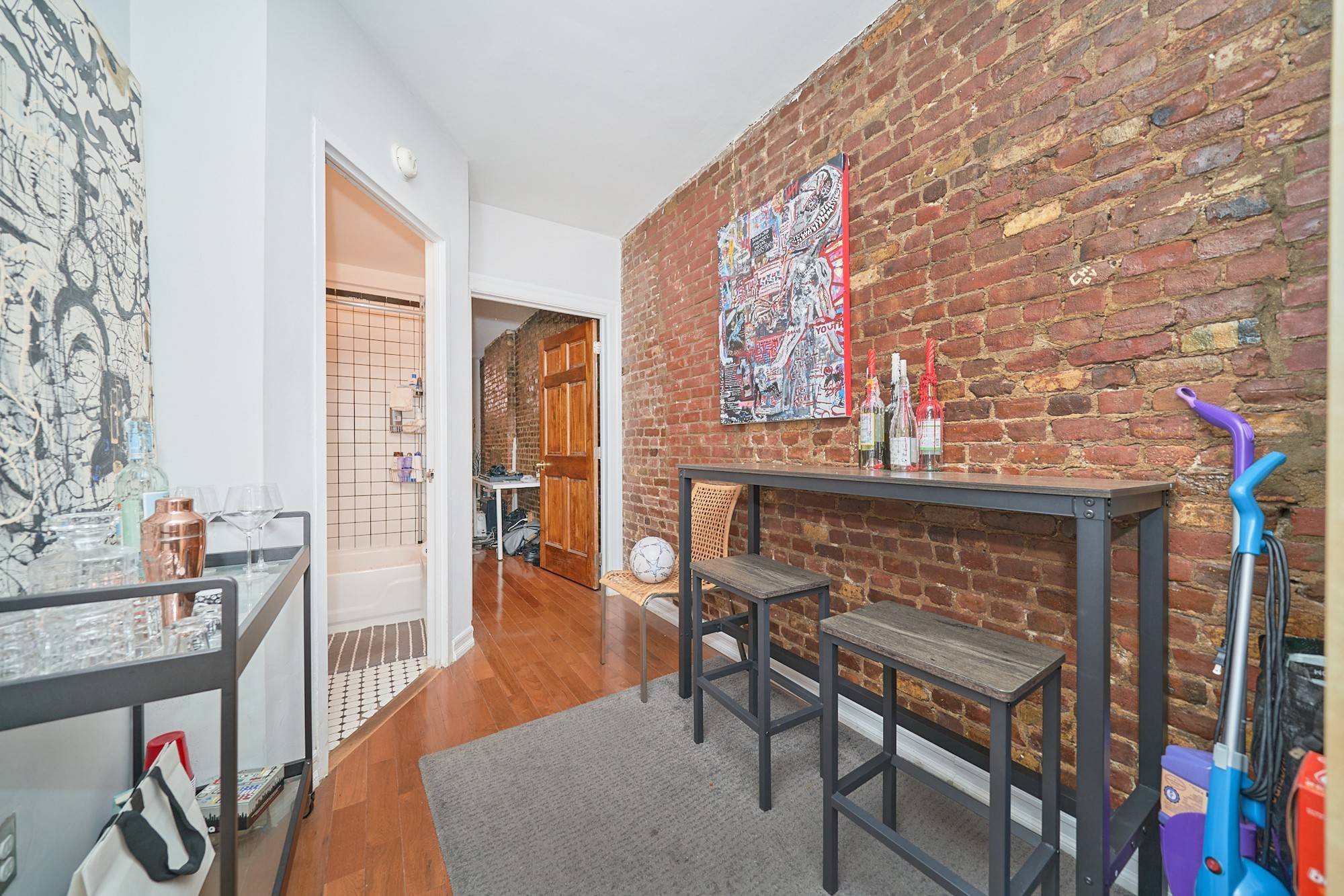 APARTMENT FEATURESQueen Sized BedroomsDishwasherStainless Steel AppliancesSpaciousExposed BrickNatural SunlightSoak in TubBUILDING NEIGHBORHOODLaundry in Building.