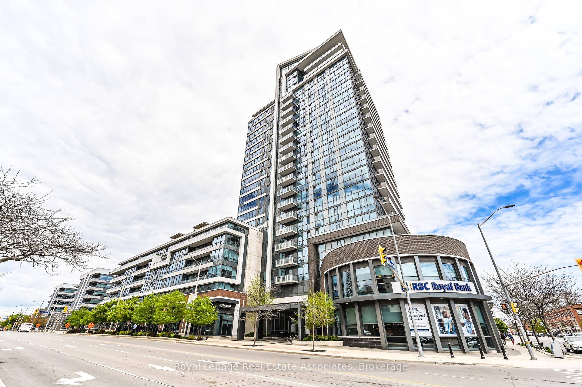 Located in the heart of Port Credit's vibrant North Shore community, this 1 bed den, 2washroom unit is available to rent furnished or non.