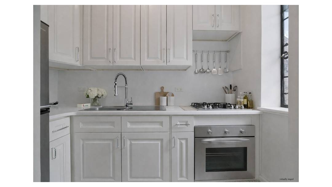 Residence 10R offers an exceptional opportunity to own a beautifully renovated pre war studio on coveted Park Avenue, blending refined sophistication with modern comfort in a co op that embodies ...