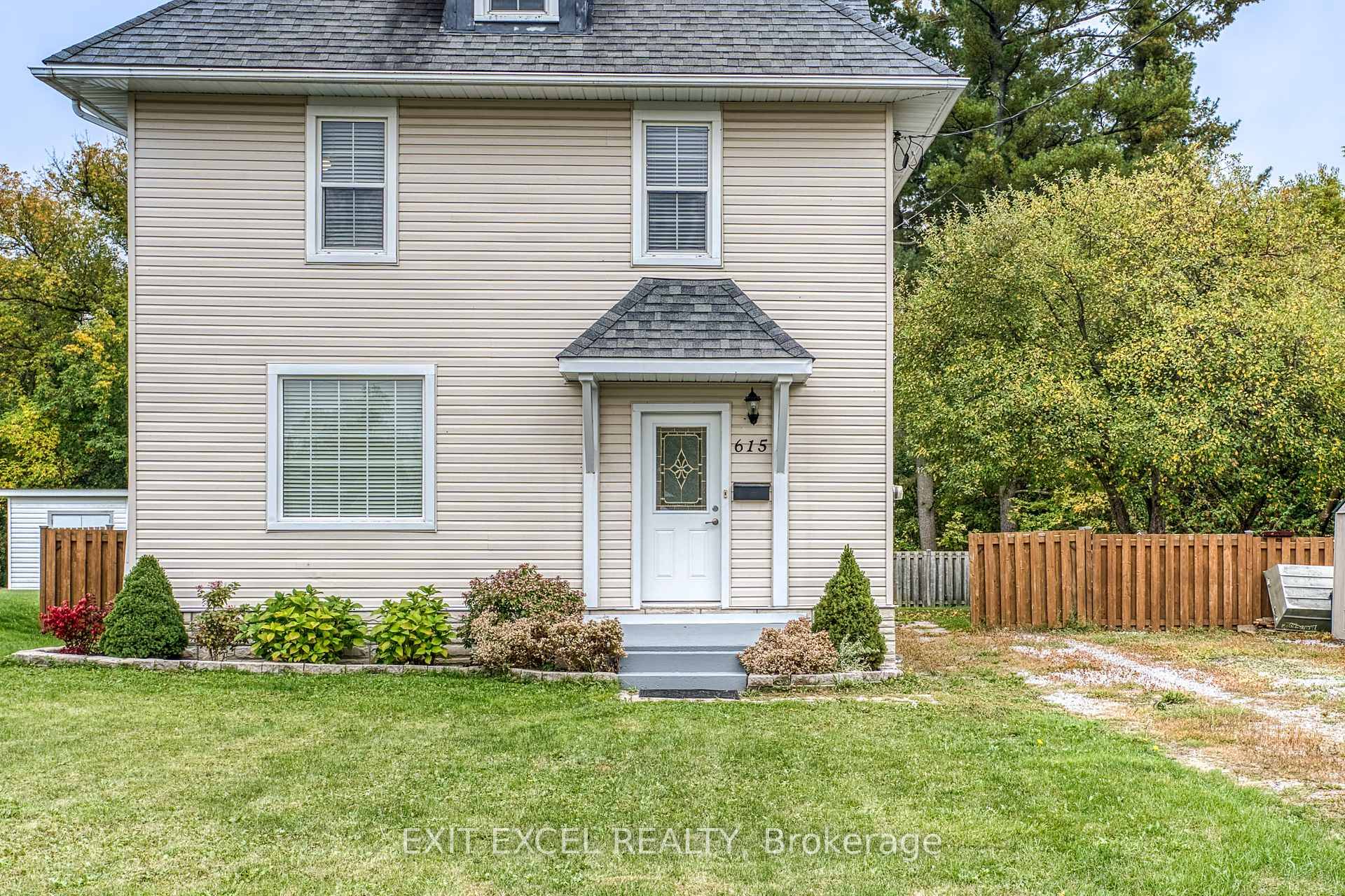 Welcome to 615 Moffat St, this move in ready home sits on a large double lot on a cul de sac with no through traffic.