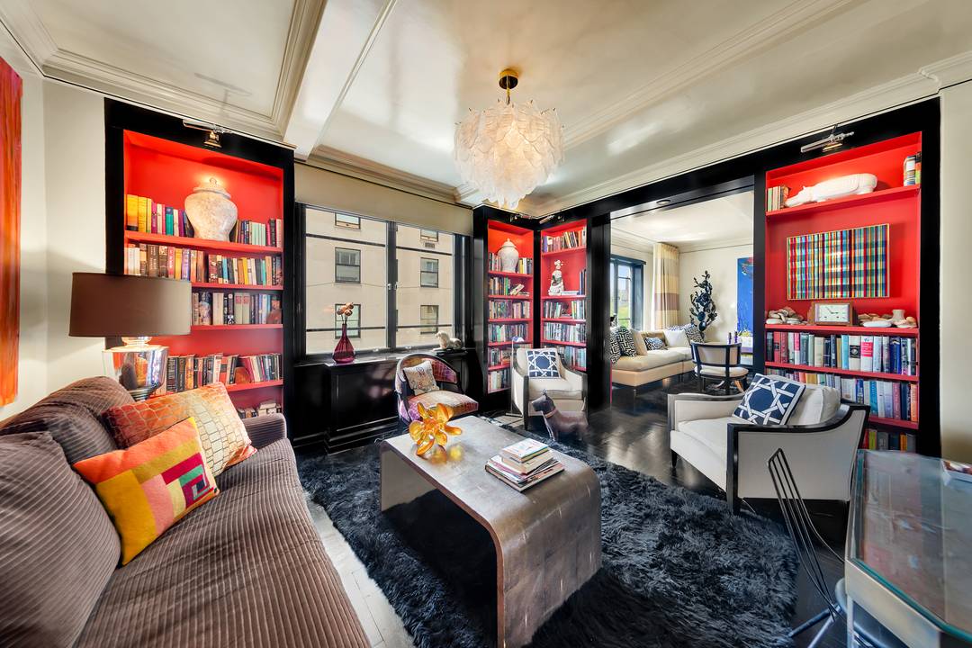 A masterclass in style and sophistication, Residence 8F at 930 Fifth Avenue is a truly distinctive two bedroom, two bathroom home offering elegant proportions and oblique views of Central Park.