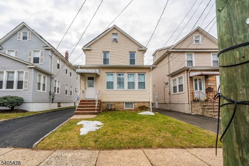 Beautifully Well maintained 4 bedroom, 2 full bath home in Linden, NJ.