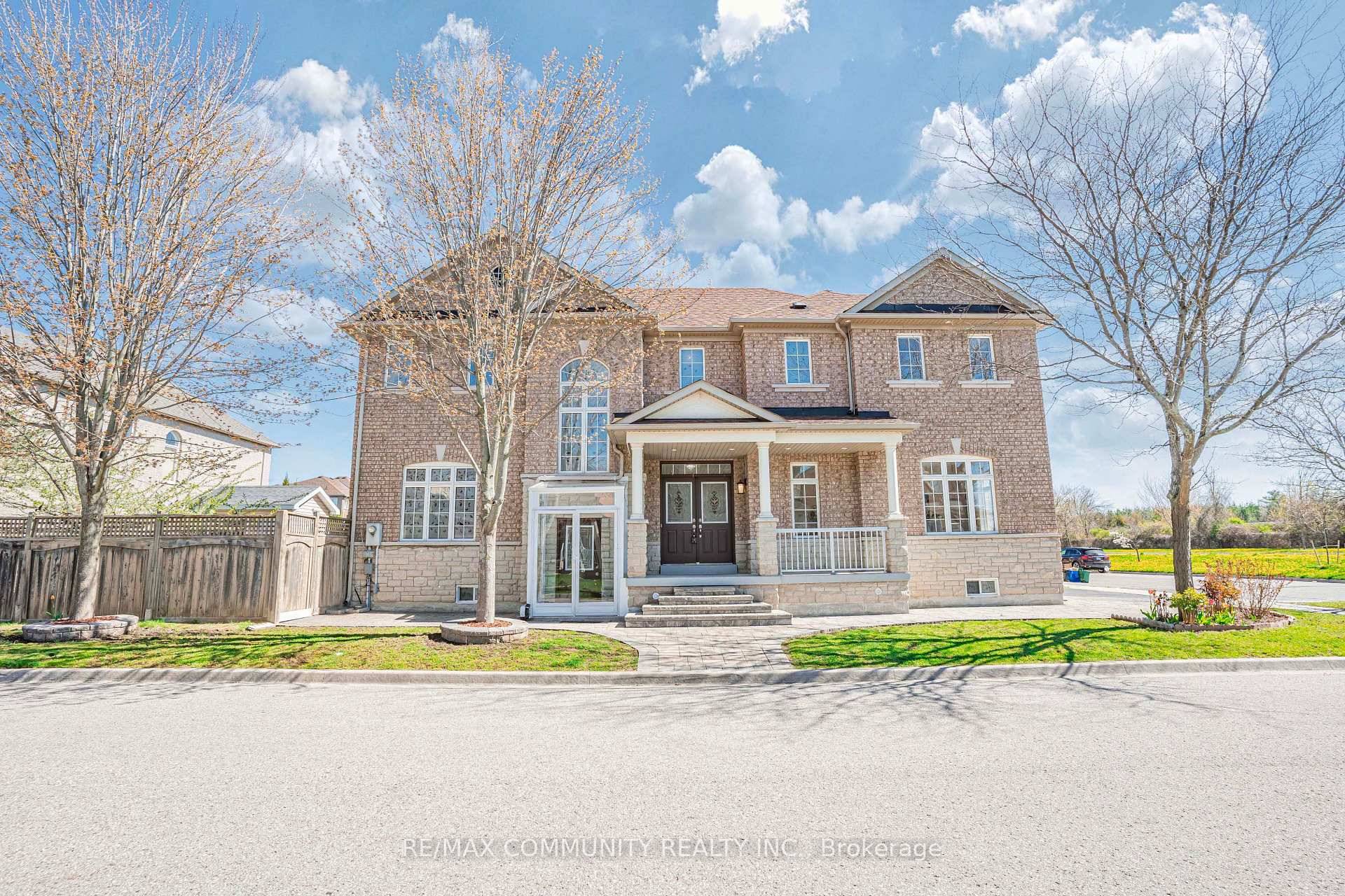 Welcome to this bright and beautiful home located in the highly desirable Boxgrove neighborhood !