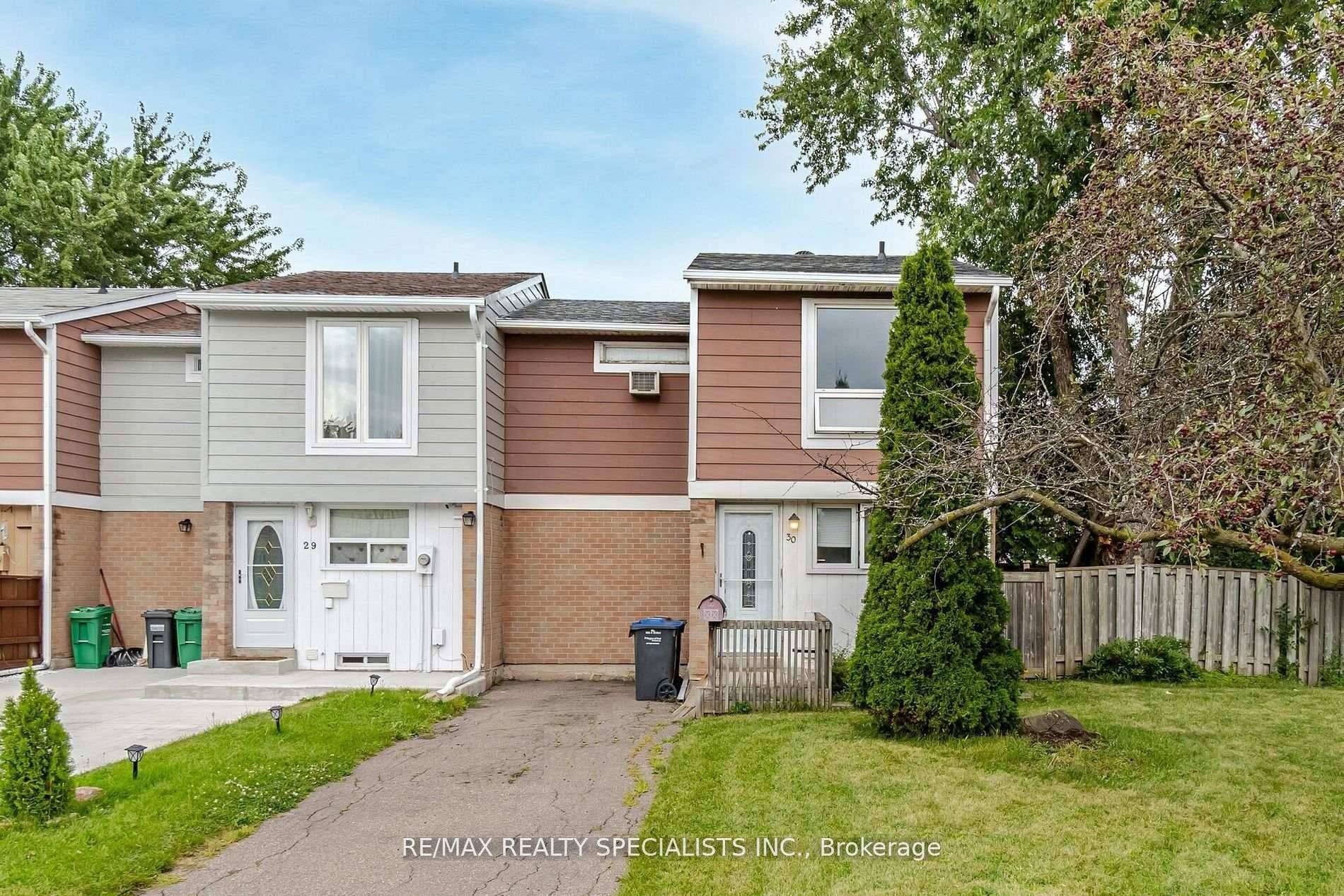 Beautiful Freehold End Unit Townhouse Huge Corner Lot Central Park, Brampton This rarely available end unit freehold townhouse is located in Bramptons family friendly Central Park neighborhood.