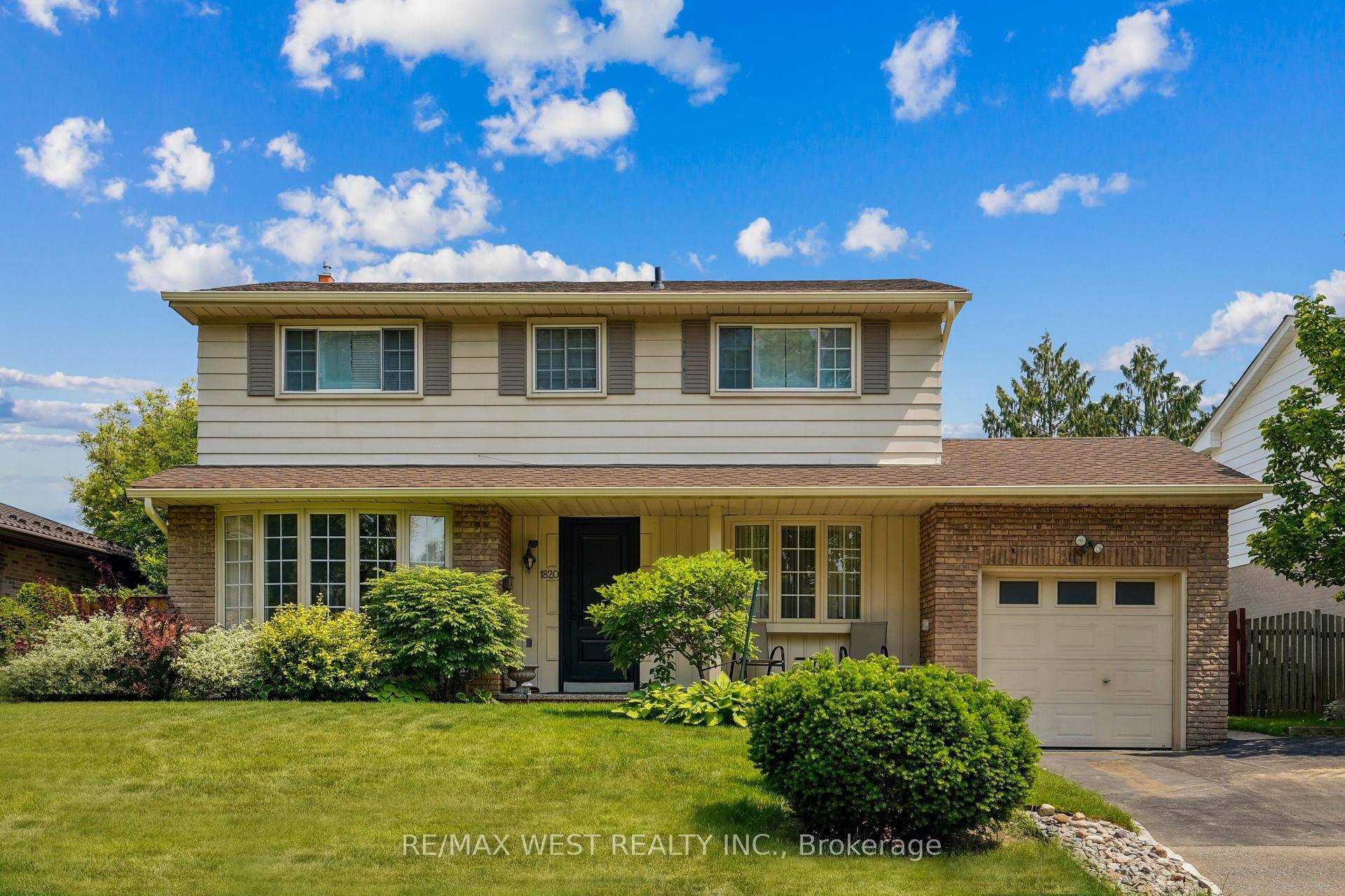Welcome To The Sought After Clarkson Village South Of Lakeshore !