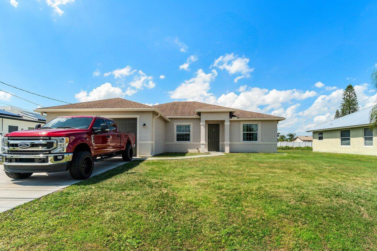 If your in the market for your dream home look no further than this amazing Tifton model home, built by the award winning Synergy homes.