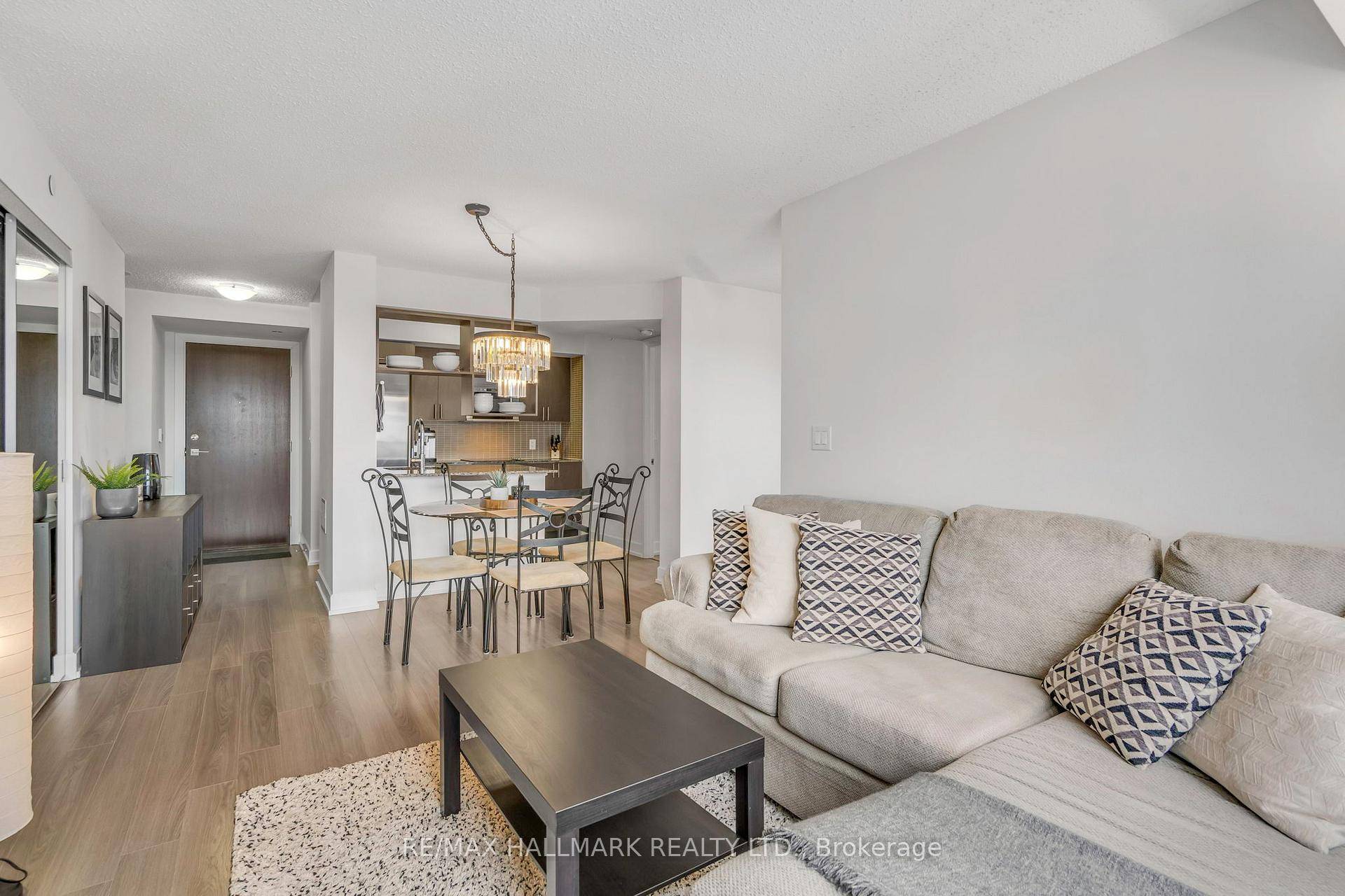 Spacious corner unit with an abundant amount of light, SE views to downtown and the CN Tower, this 2 den is a very well laid out split floor plan.