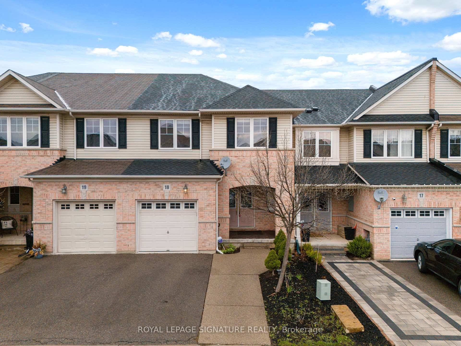 Welcome to this beautifully upgraded 3 1 Bedroom, 4 Washroom executive townhome, available for lease in an exclusive, quiet enclave backing onto a serene ravine.
