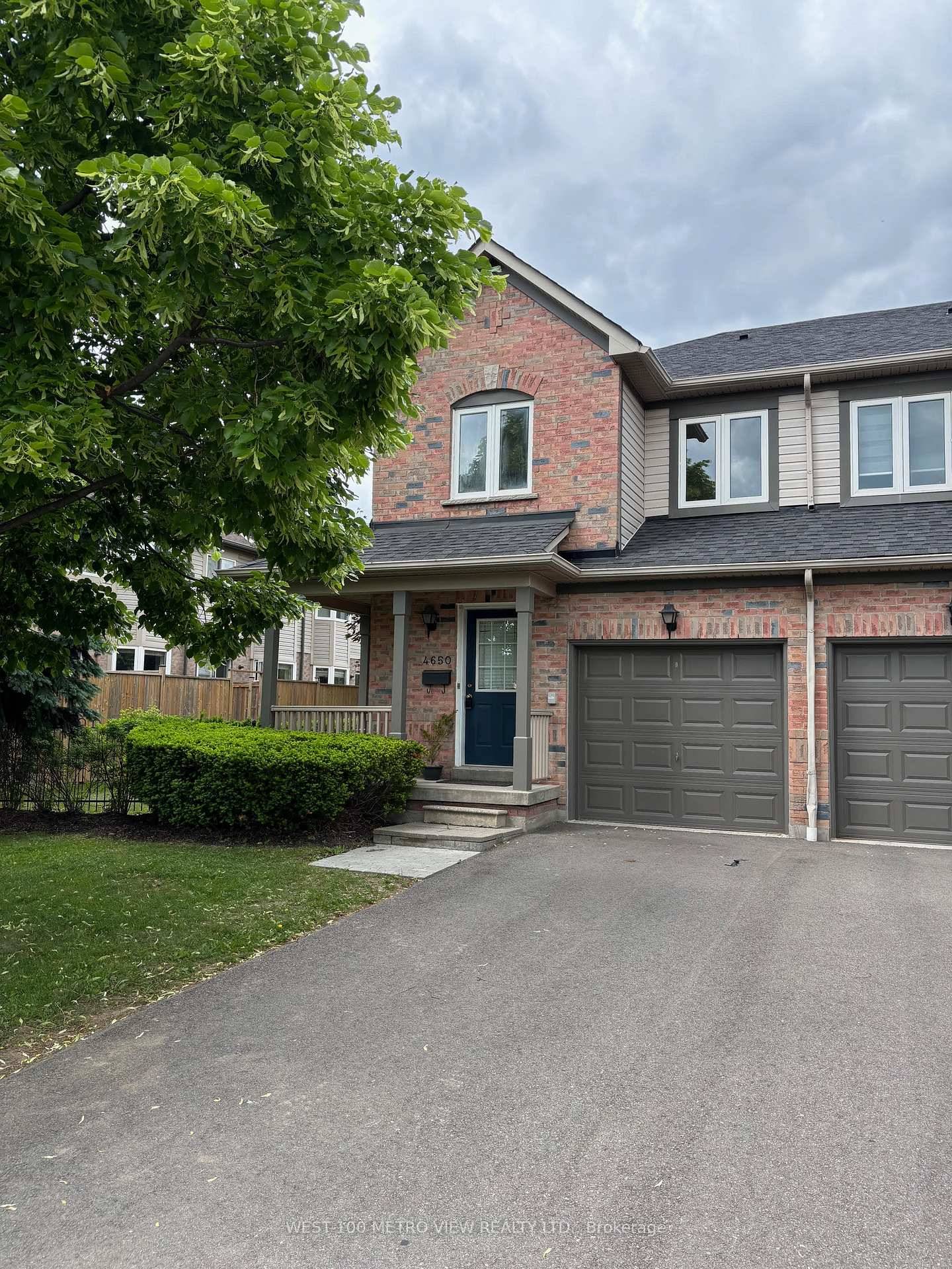 Bright amp ; Spacious 3 Bedroom End Unit Townhome in a High Demand Desirable Neighbourhood.