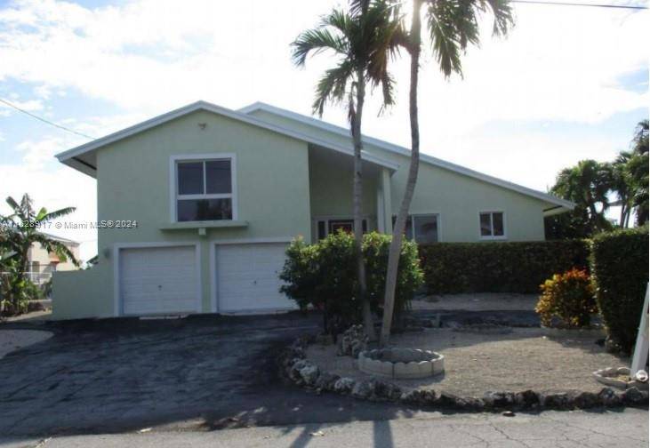 Welcome to your exclusive waterfront retreat in Marathon, where Key West living meets freedom and flexibility !