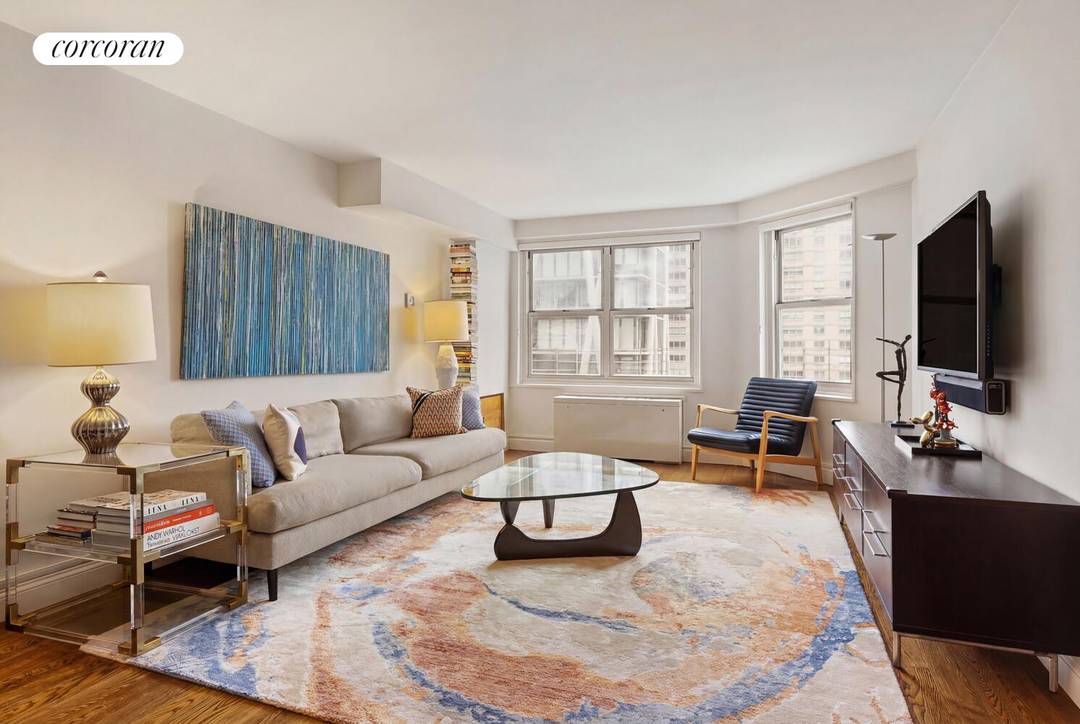 A rare three bedroom, three bathroom condominium at The Dorchester in Lincoln Square, this southwest corner residence offers open city exposures and exceptional natural light throughout the day.