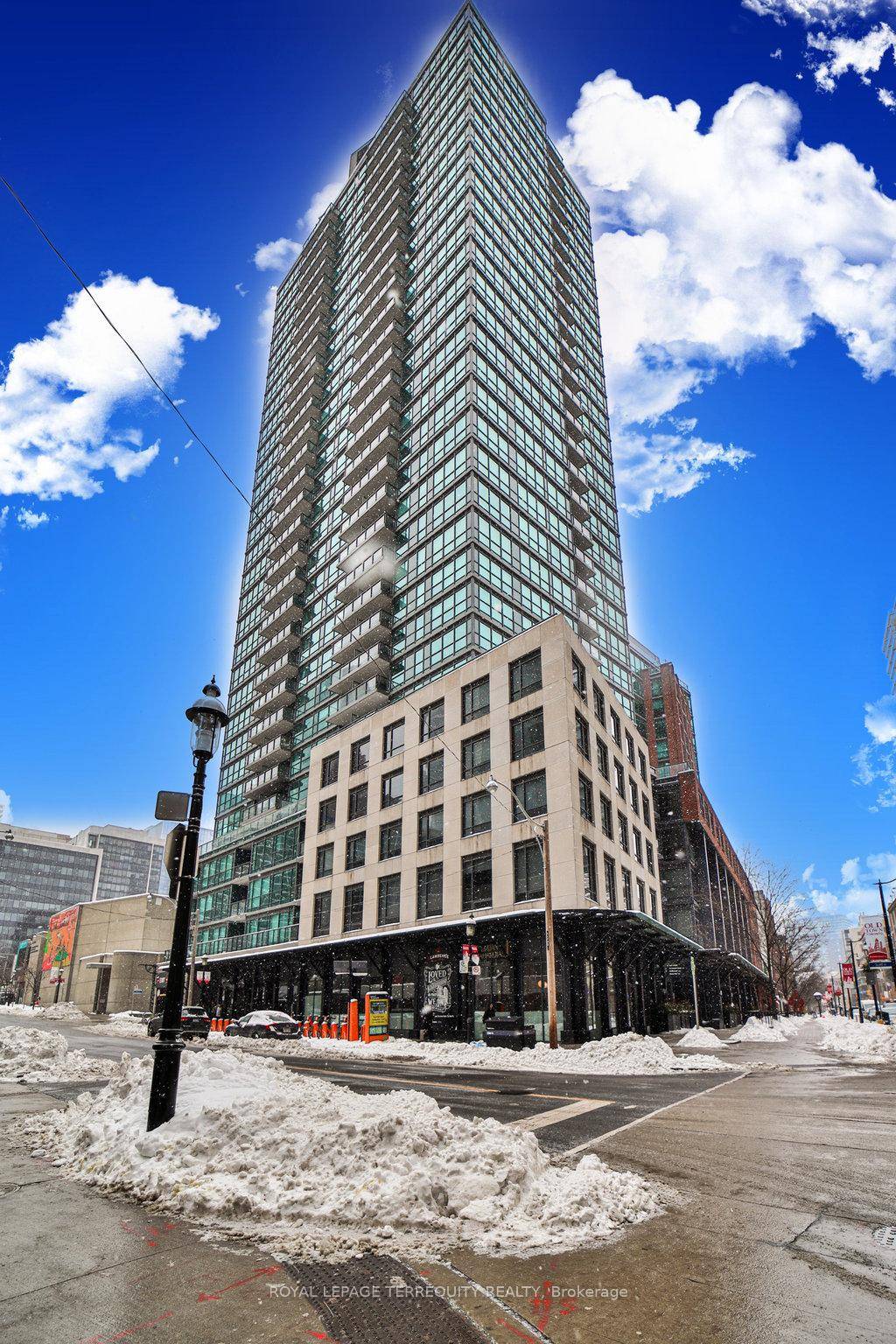 Dont miss this rare opportunity to own a newly renovated southeast corner 2 1 bedroom, 2 bathroom condo in the sought after London on The Esplanade.