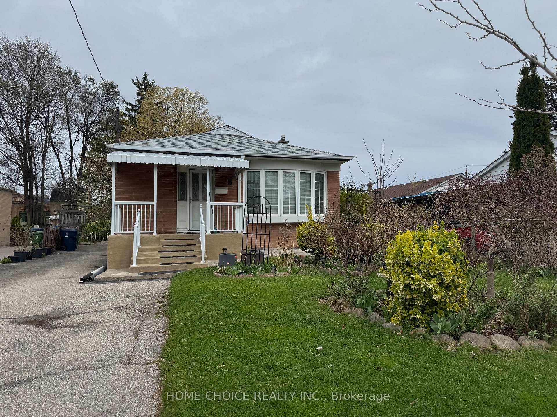 Lovely, Bright amp ; Spacious 3Bedrooms Detached Bungalow in the Heart of Kennedy Park Family Oriented Neighborhood.