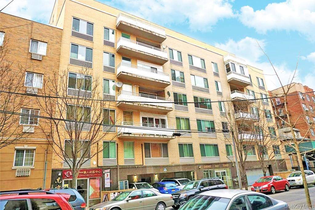 Spacious 1bed 1 bath condo in the heart of the Downtone Flushing.