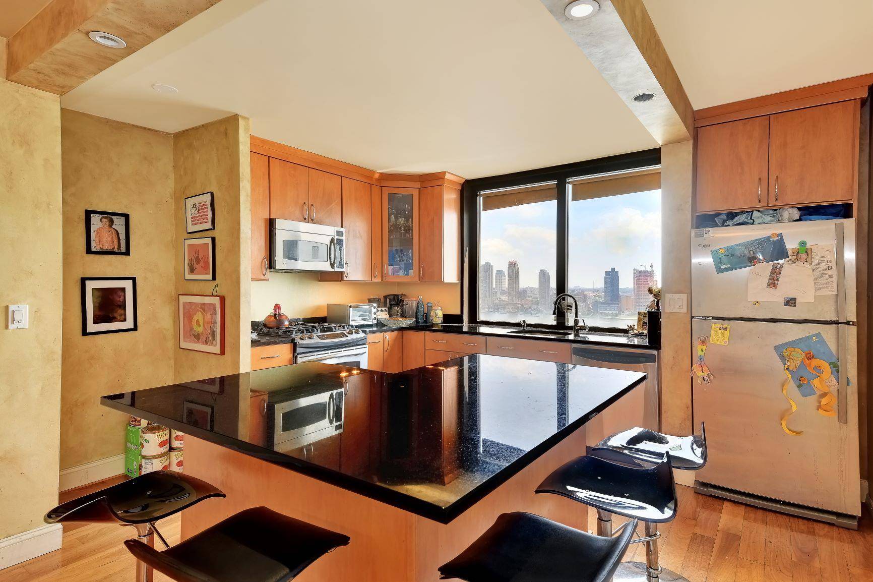 Beautiful 2 bed 2 bath unit facing the water !