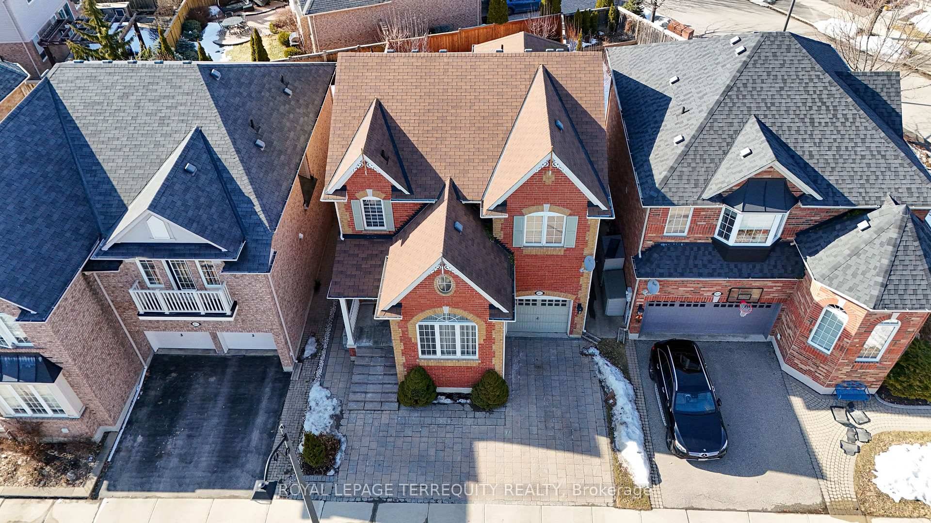Motivated Seller ! Welcome to 827 Wilks Landing, located in the Coates community.