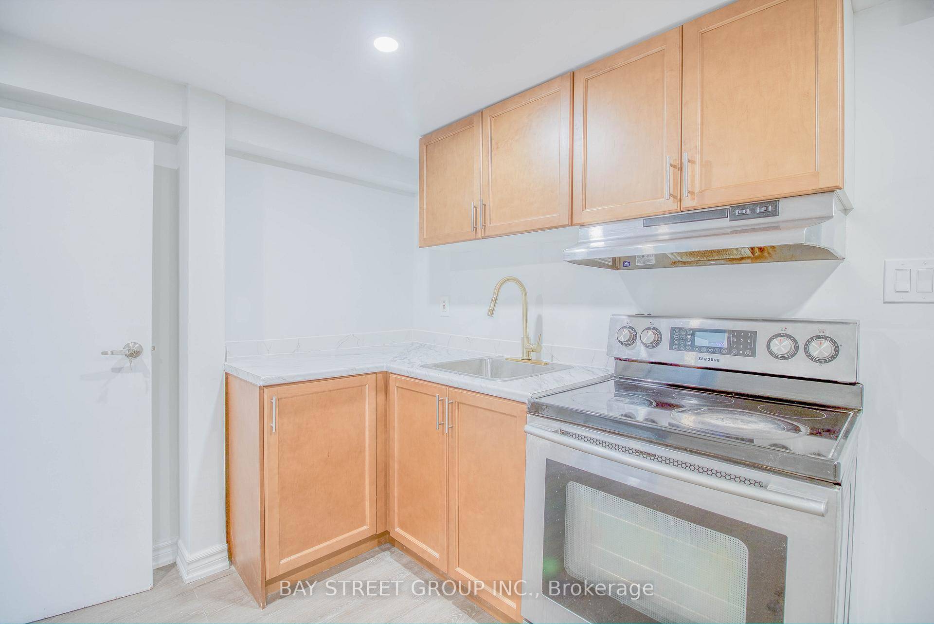 In The Heart Of Aurora Highlands Yonge And Henderson, rent with 1 Parking Spot.