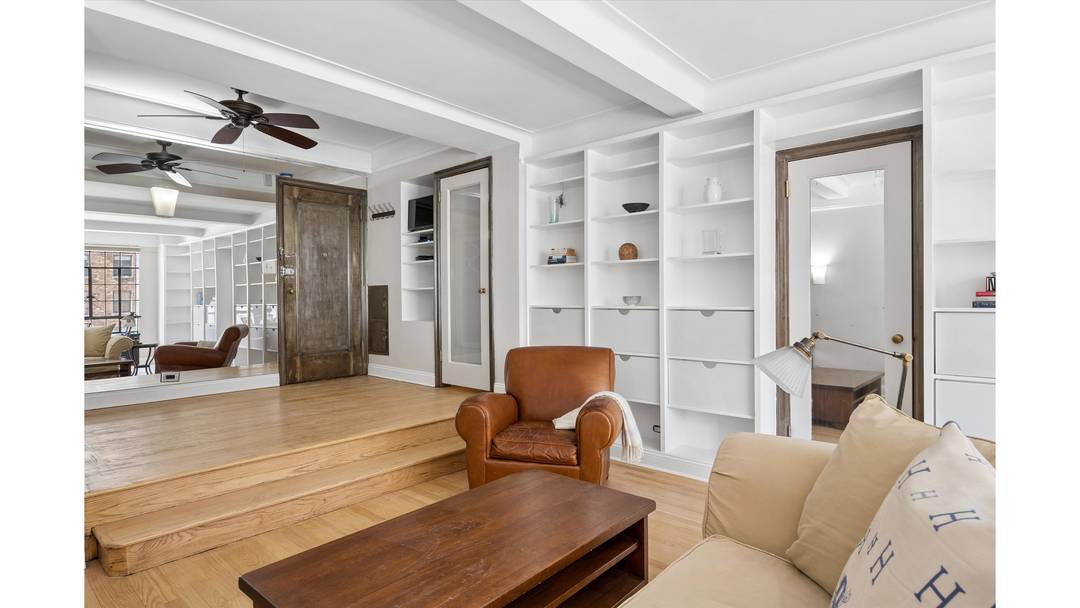 Welcome to Apartment 5H at 10 Park Avenue, a coveted full service prewar cooperative in the heart of Murray Hill.