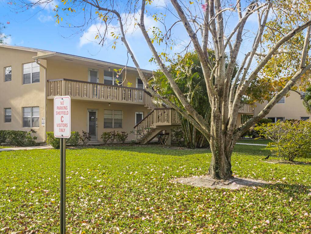 Fully Renovated 1BD 1. 5BA Corner Condo in Century Village Resort Style 55 Living !