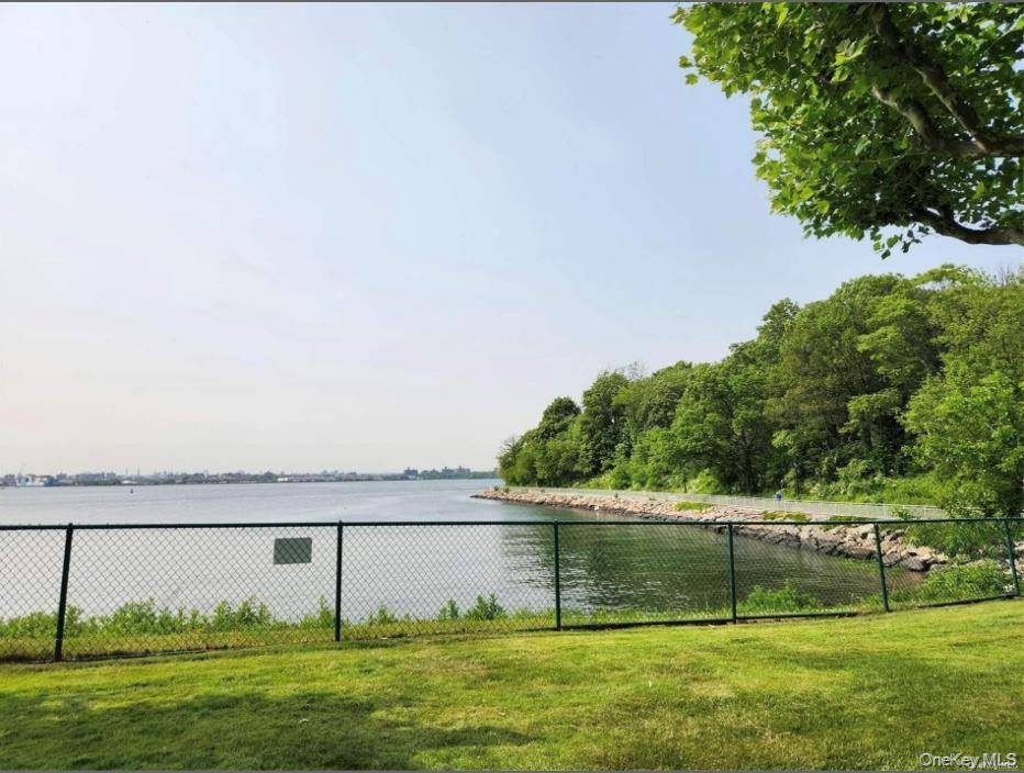 Beautiful 2Br2Bath apt in the gated community of Bay Park Estates ; Large LR, Ding area with sunset view of water and city skyline ; a huge balcony for coffee ...