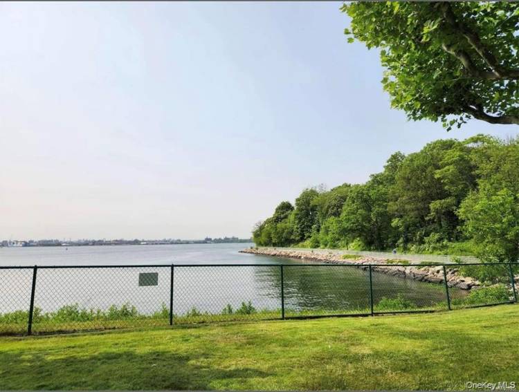 Beautiful 2Br2Bath apt in the gated community of Bay Park Estates ; Large LR, Ding area with sunset view of water and city skyline ; a huge balcony for coffee ...