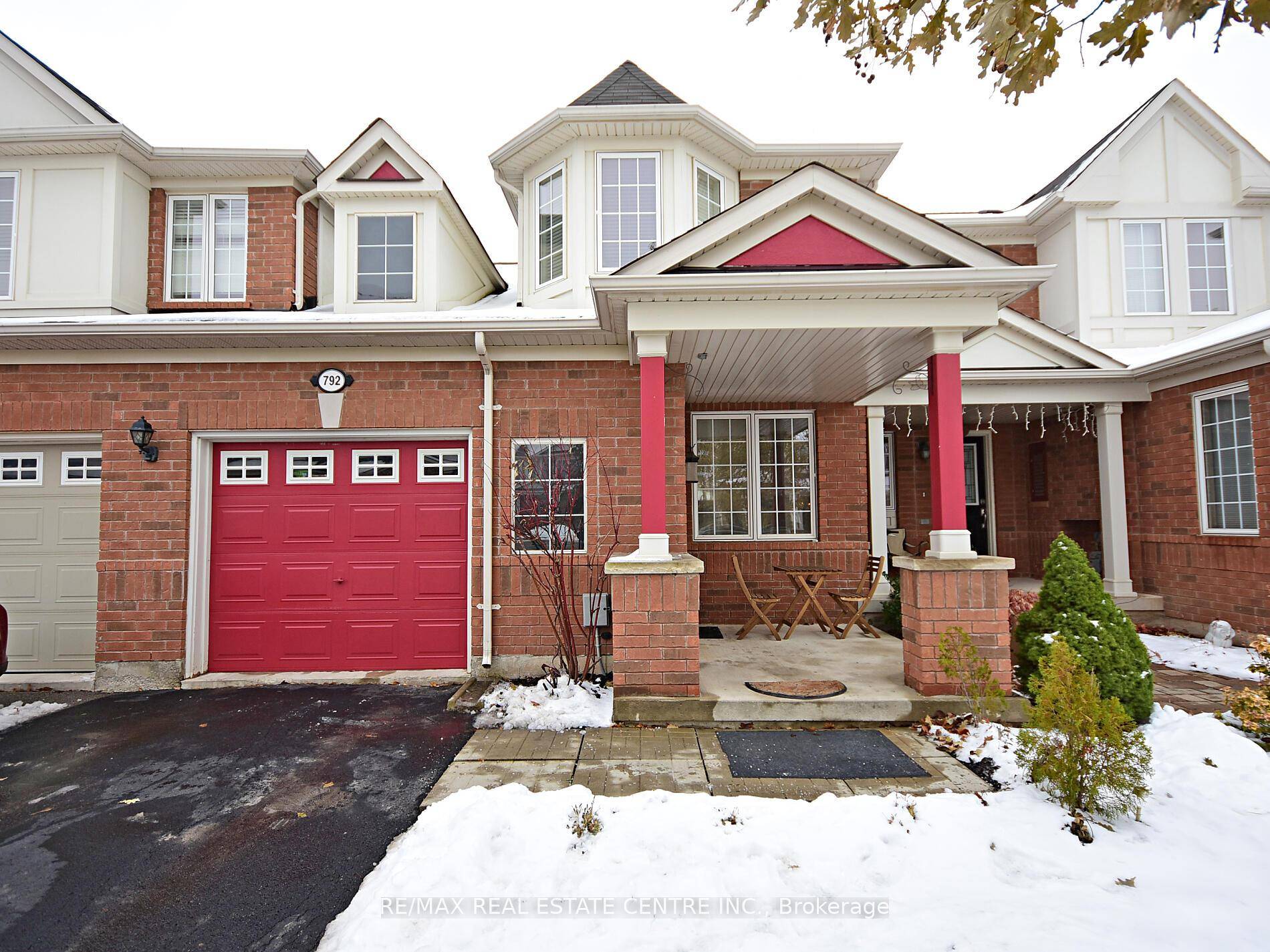 Absolutely Gorgeous 2 Story Mattamy Built Home Is Located On Low Traffic Family Friendly Street gt ; gt ; Open Concept gt ; gt ; Full Of Natural Sunlight gt ...