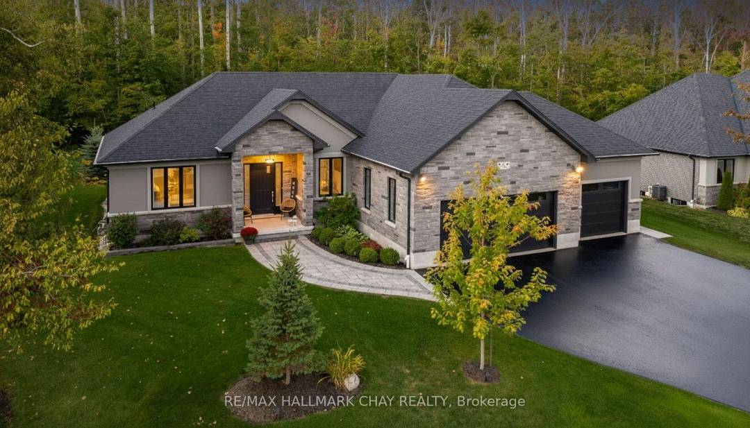 Welcome to 8 Byers Street in Minesing's sought after Cameron Estates.