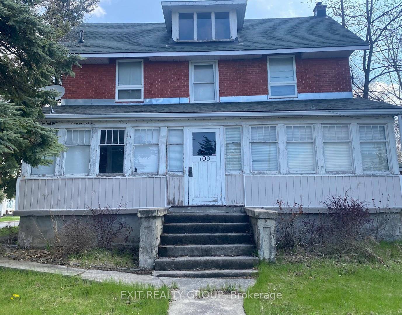 Nestled on a quiet dead end street on a spacious corner lot, this 2 bedroom, 1.